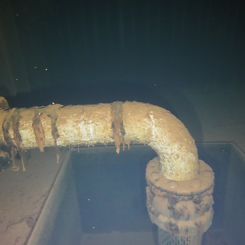 Sprinklertank-Inspektion: Stahltank, 30 Jahre – Rohrsystem Schwere Korrosion Ablagerungen Inspektionsaufnahme